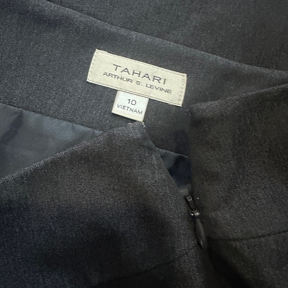 Tahari Skirt, Navy.sz 10, straight, back kicks, lined, like new - Picture 7 of 8